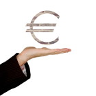 Eine Euro-Zeichen auf einer Hand.