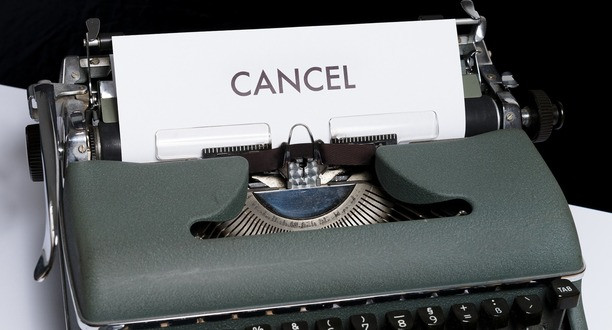 Blatt in einer Schreibmaschine mit dem Text Cancel