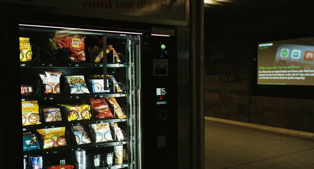 In der Dunkelheit stehender Snackautomat.