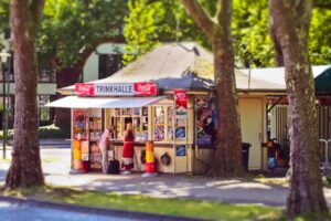 Zwei Frauen stehen vor einem freistehenden Kiosk